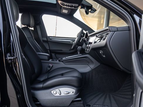 Certified 2026 Porsche Macan AWD/4WD image 40