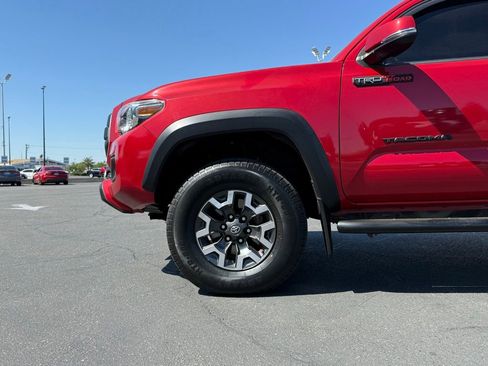 Used 2017 Toyota Tacoma TRD Off-Road AWD/4WD image 4