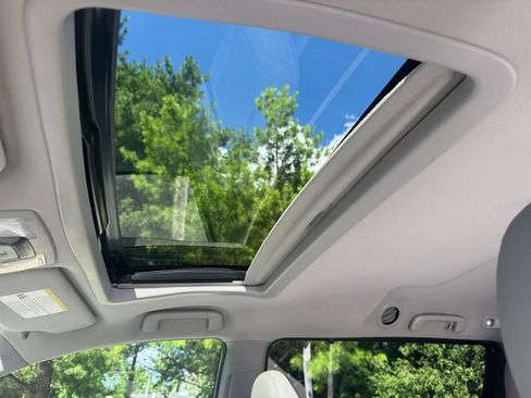 Used 2020 Toyota Sienna XLE w/ Carpet Mat Package FWD image 25