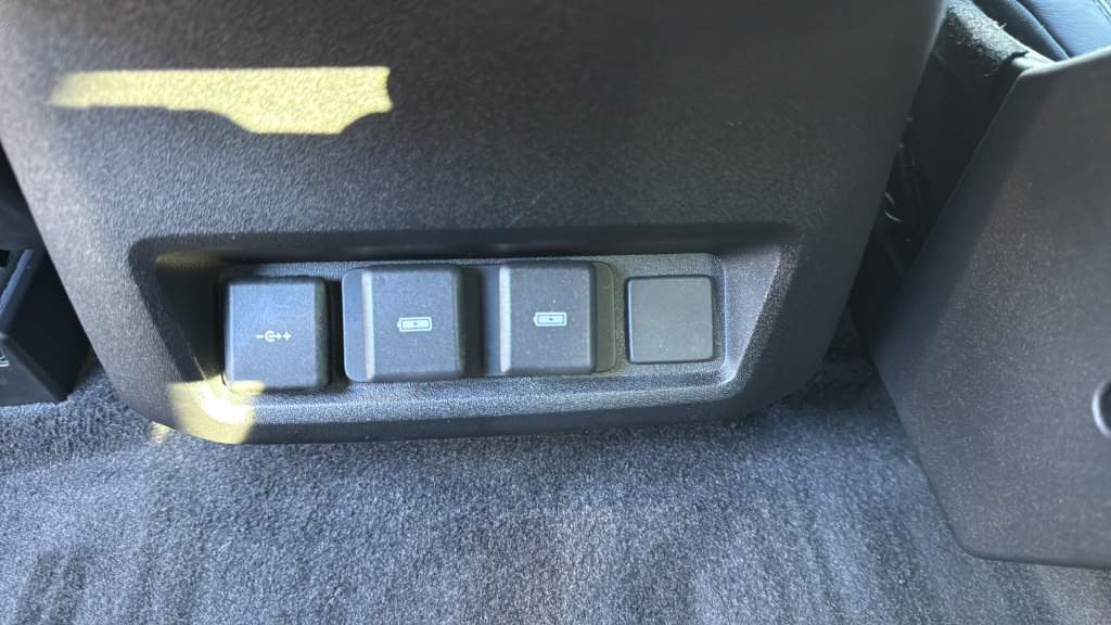 Used 2024 Land Rover Discovery Dynamic SE AWD/4WD image 24