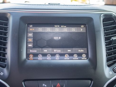 Used 2019 Jeep Cherokee Latitude Plus AWD/4WD image 41