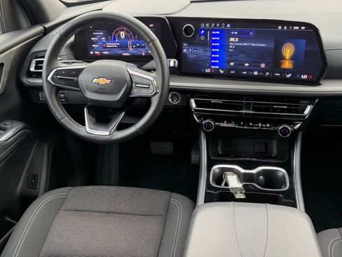 Used 2025 Chevrolet Traverse LT image 13