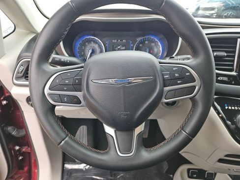 Used 2017 Chrysler Pacifica Touring-L FWD image 11