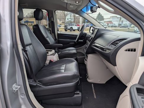 Used 2015 Chrysler Town & Country Touring w/ Driver Convenience Group image 12