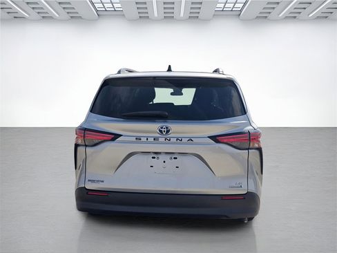 Used 2021 Toyota Sienna LE image 4