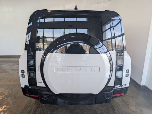 New 2026 Land Rover Defender 130 X-Dynamic SE image 4