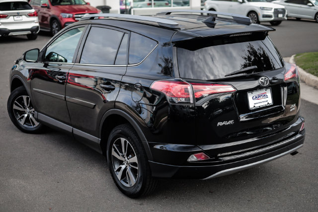 Used 2017 Toyota RAV4 XLE AWD/4WD image 18
