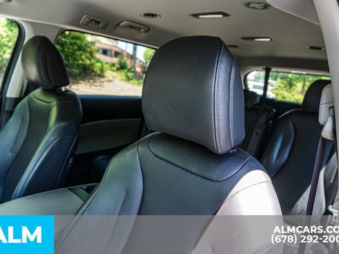 Used 2025 Kia Carnival FWD image 17