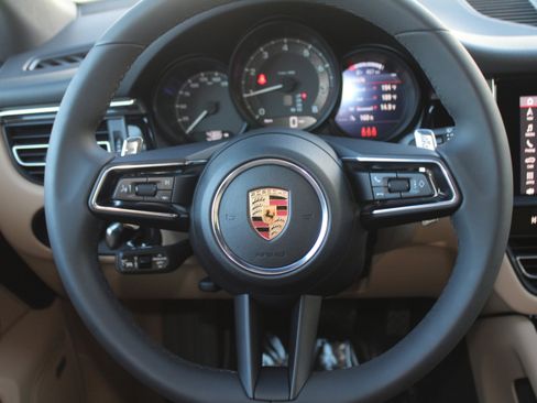 Certified 2025 Porsche Macan image 16