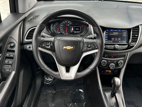 Used 2022 Chevrolet Trax LT w/ LT Convenience Package image 16