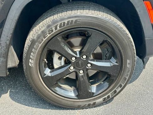 Used 2023 Jeep Grand Cherokee Altitude RWD image 29