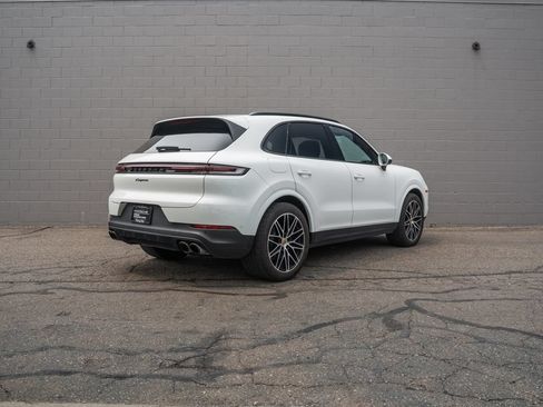 Used 2024 Porsche Cayenne AWD/4WD image 7