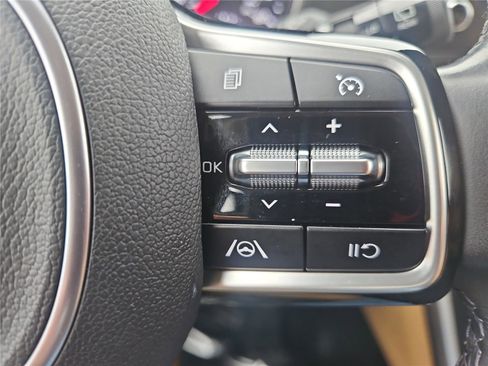 Used 2023 Kia Carnival LX image 19