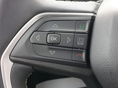 Used 2023 Jeep Grand Cherokee Laredo image 19