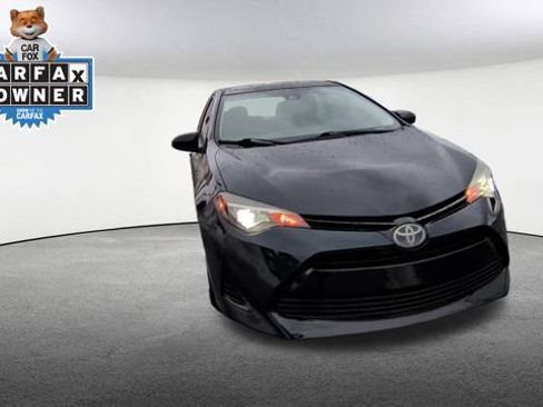 Used 2018 Toyota Corolla LE image 3