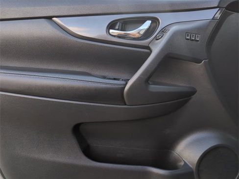 Used 2018 Nissan Rogue SV w/ Premium Package image 22