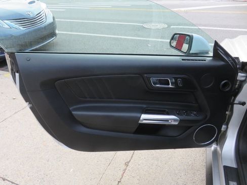 Used 2017 Ford Mustang Premium image 27