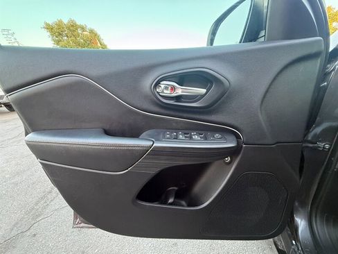 Used 2016 Jeep Cherokee Limited FWD image 17