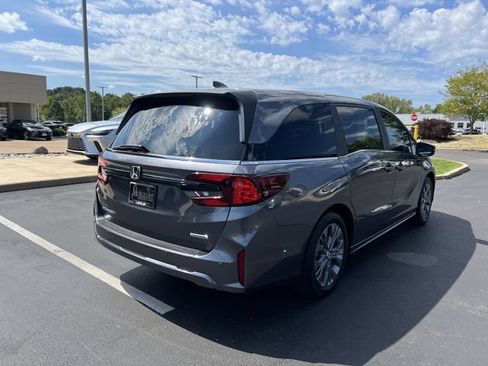 Used 2025 Honda Odyssey Touring image 3