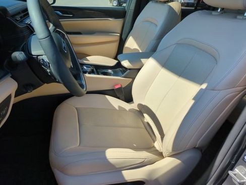 Used 2024 Jeep Grand Cherokee Limited w/ Luxury Tech Group II AWD/4WD image 13