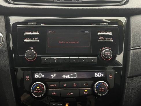 Used 2017 Nissan Rogue SV AWD/4WD image 24