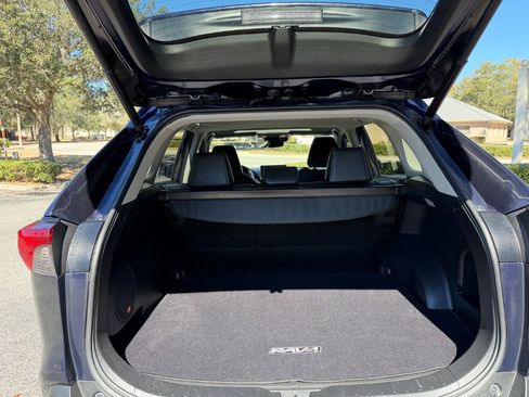 Used 2021 Toyota RAV4 XLE Premium image 15