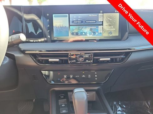 Used 2025 Nissan Kicks SR FWD image 13