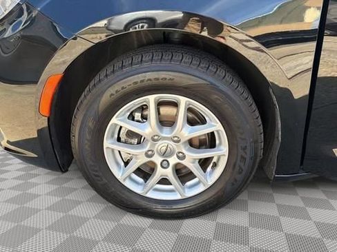 Used 2025 Chrysler Pacifica Select FWD image 14