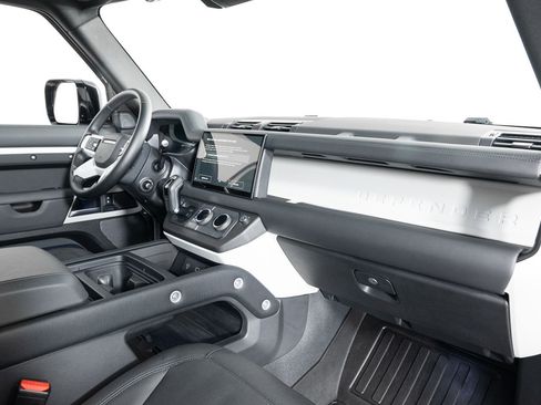 Used 2024 Land Rover Defender 110 SE image 25