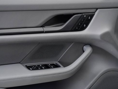 Used 2023 Porsche Taycan image 7