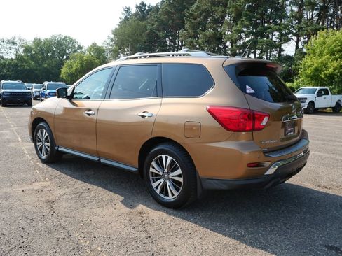 Used 2017 Nissan Pathfinder SL w/ SL Tech Package AWD/4WD image 4