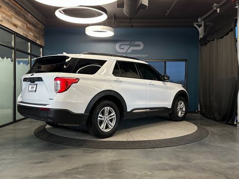 Used 2020 Ford Explorer XLT image 3