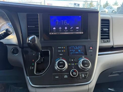 Used 2016 Toyota Sienna XLE Premium image 9