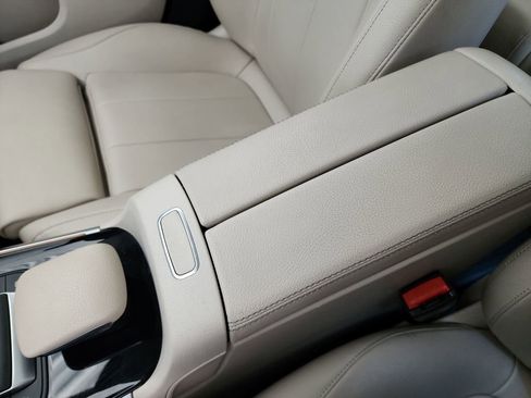 Used 2022 Mercedes-Benz GLB 250 w/ Premium Package Lite image 33