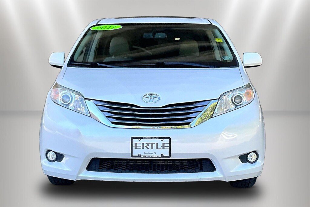 Used 2017 Toyota Sienna XLE FWD image 2