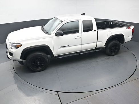 Used 2023 Toyota Tacoma SR5 AWD/4WD image 36