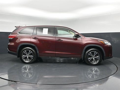 Used 2018 Toyota Highlander Plus w/ Carpet Mat Package (TMS) AWD/4WD image 4