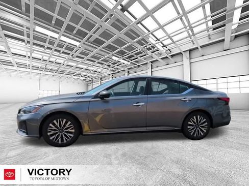 Used 2024 Nissan Altima 2.5 SV FWD image 6