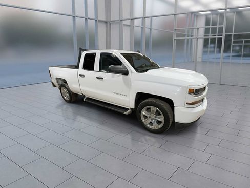Used 2018 Chevrolet Silverado 1500 Custom w/ Custom Value Package image 2