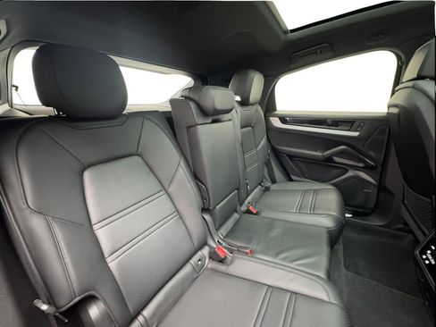 Used 2024 Porsche Cayenne Coupe AWD/4WD image 27