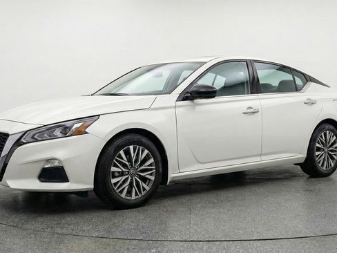 Used 2025 Nissan Altima 2.5 SV image 3