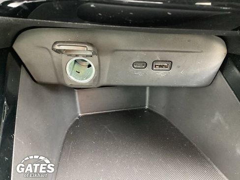 Used 2025 Chevrolet Trax LT w/ LT Convenience Package FWD image 19