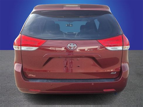 Used 2014 Toyota Sienna XLE image 5