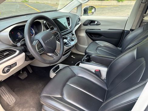 Used 2023 Chrysler Pacifica Touring-L FWD image 9