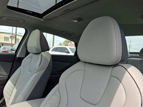 Used 2025 Hyundai Elantra Limited image 25