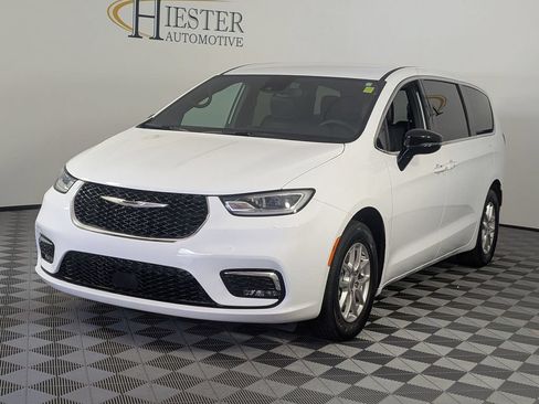 Used 2025 Chrysler Pacifica Select FWD image 4