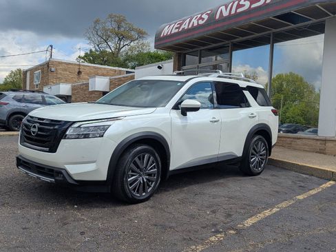 Used 2023 Nissan Pathfinder SL w/ SL Premium Package AWD/4WD image 2