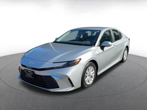 Used 2025 Toyota Camry LE image 7