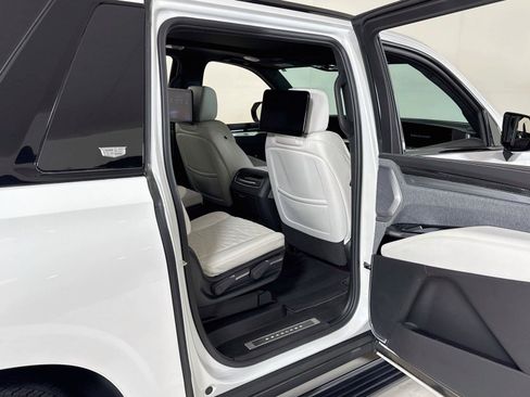 Used 2025 Cadillac Escalade ESV V AWD/4WD image 32