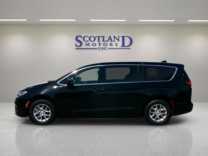 Used 2025 Chrysler Pacifica Select
